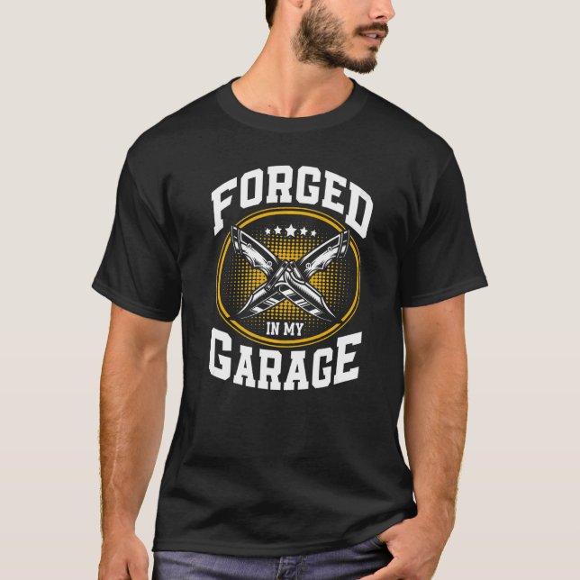 Smidd i Garage Knivar Skapar Blacksmith Knivar för T Shirt (Framsida)