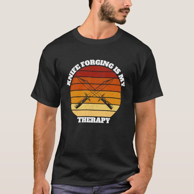 Smidd Knivar Knivar Sstickning T Shirt (Framsida)