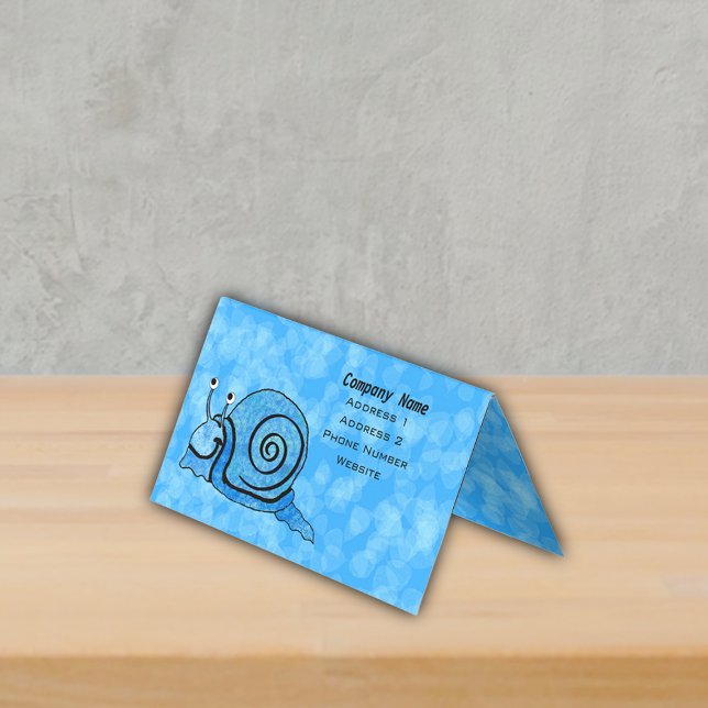 Smilda Fantasy Snigel Abstrakt Blue Mönster Snäcka Visitkort (Cute blue cartoon snail white eyes on marbled background in shades of blue standing business card.)