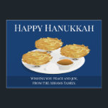 Smilda Latkes Tecknad Helgdag Hanukkah Julkort<br><div class="desc">Ett platt Hanukkah-helgdag-kort som säger "Lycklig Hanukkah" med tre leende på en skylt med äppelsås och sur grädde. Kortet innehåller också en hälsning som du kan ändra som du vill.</div>