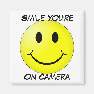 Smile Du är på Camera Square Magnet