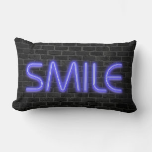 SMILE-text i ljus på tegel Lumbarkudde
