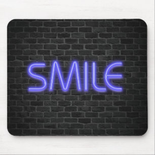 SMILE-text i ljus på tegel Musmatta