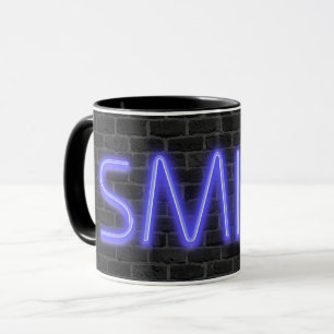 SMILE-text i nyonljus på tegel Mugg
