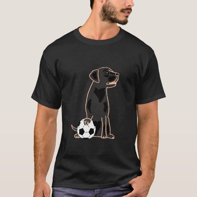 Smileswitt Lusnyj Svart lab Hund spelande fotboll T Shirt (Framsida)