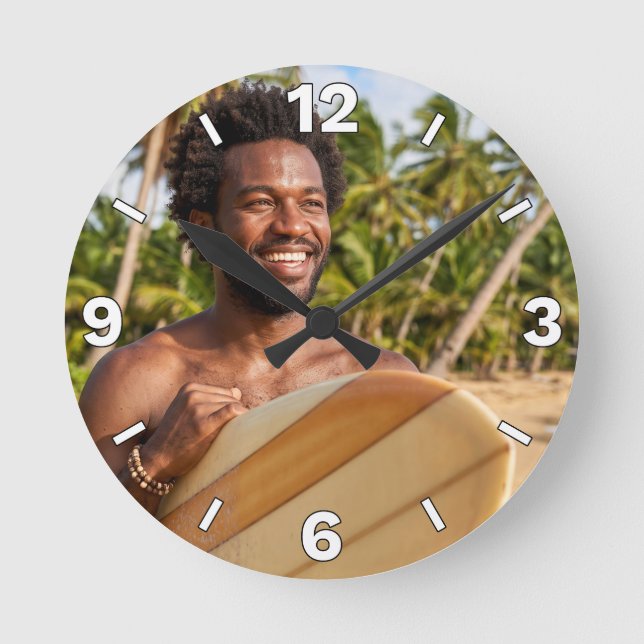 Smiling Surfer Beach Vacation Decor Rund Klocka (Framsida)