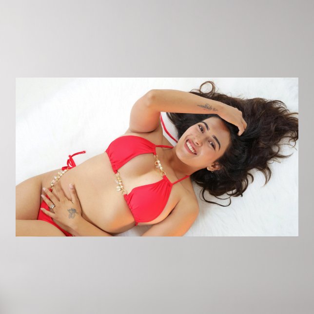 Smiling Woman In Red Bikini Poster (Framsidan)
