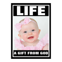 SMILNING AV FLICKA I ROSA MED FÖRLIVSKEDJA