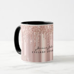 Sminkartist Rose Gold Glitterdroppar Anpassad Mugg<br><div class="desc">Personlig trendig Rose Gold Glitterdroppar Anpassad lysande mugg för sminkartister, ögonfransförlängning experter, skönhetsproffs och glamorösa, coola tjejer!
Denna lyxmugg mall har rose gold och blush rosa metallisk falsk folie under gnistrande glitter som droppar. Anpassningsbara svarta detaljer och personlig bakgrundsbild.</div>