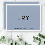 Smoke Blue Joy | Minimalistisk modern jul Julkort<br><div class="desc">Enkel,  snyggt,  trendigets platta "joy"-helgdag med modern,  minimalistisk typografi i svart på en pastellblå bakgrund som ramats av ett enkelt vitt gräns. Namn och år kan lätt anpassas för personlig kontakt. Ett snabbt,  minimalt julklapp att stå ut från folkmassan! #christmas #kort #blue</div>