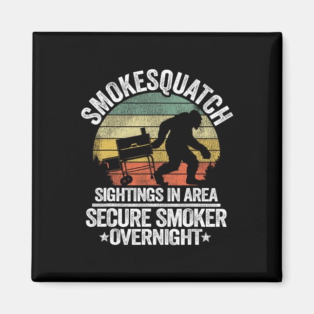 Smokesquatch Sasquatch Smoking Kött Grill Funny Bi Magnet (Framsidan)