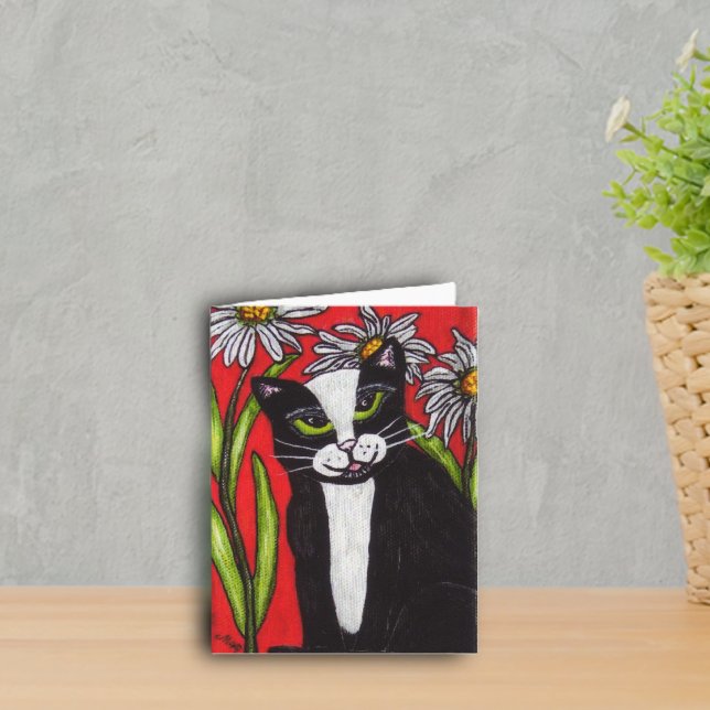 Smokingkatt i daisy Notecard Kort (Tuxedo cat green eyes with daisy flowers on red notecard.)