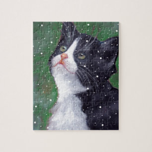 Smokingkatt som tittar upp på snöflingor som må pussel