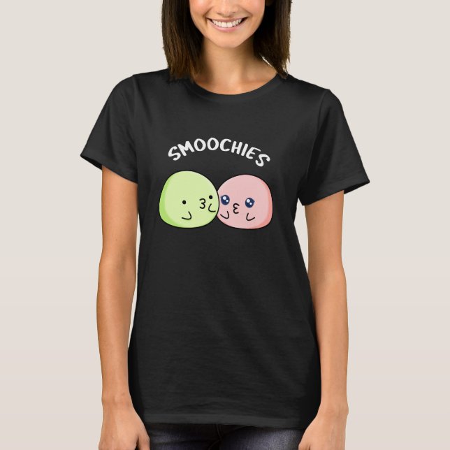 Smoochies Funny Kissing Mochi Pun Mörk BG T Shirt (Framsida)