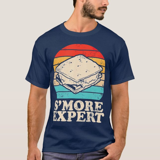 Smore Expert Retro 70s Distress Camping T Shirt (Framsida)