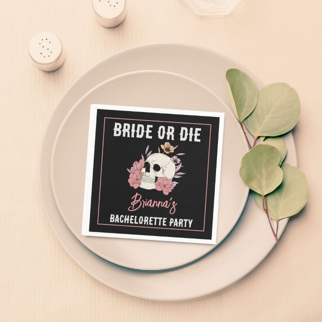 Smörfärgad retro-huvud-bakteriorettfest pappersservett (Bride or die black retro skull bachelorette party supplies monogram personalized napkins table decor)