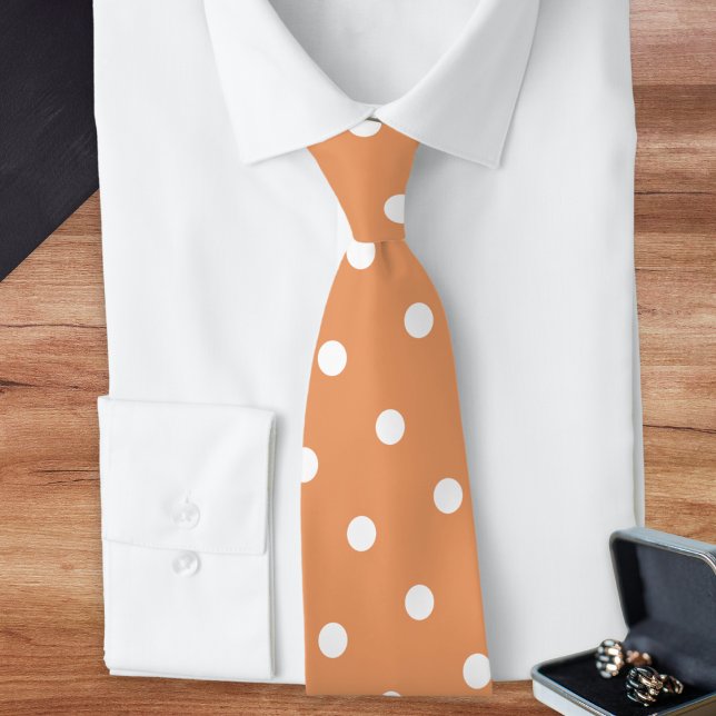 Smörkola Vit Prickig Mönstrad Slips (An elegant tie in a butterscotch, light burnt orange shade, with retro pattern of white polka dots)