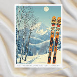 Smugglers Notch Vermont skidestination Postkort Vykort<br><div class="desc">Hej från de snöiga bergen i Smugglers Notch,  Vermont,  USA! Vi hoppas att du har en underbar skidestination. Detta postkort visar en vacker blågrå bergslandskap med retro-skidor i ett orange,  tribal-mönster.
Alla textfraser kan anpassas efter dina behov!</div>