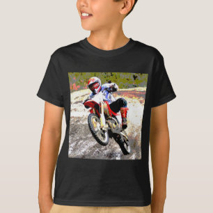 Smutscykel som rullar i leran i färg t-shirt