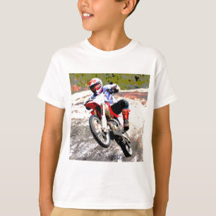 Smutscykel som rullar i leran i färg tee shirt