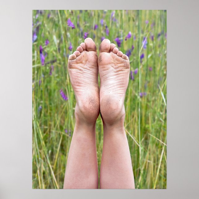 smutsiga barfota fötter i vildblommor poster (Framsidan)