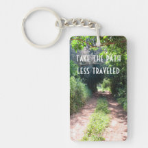 Smutsväg till och med träden