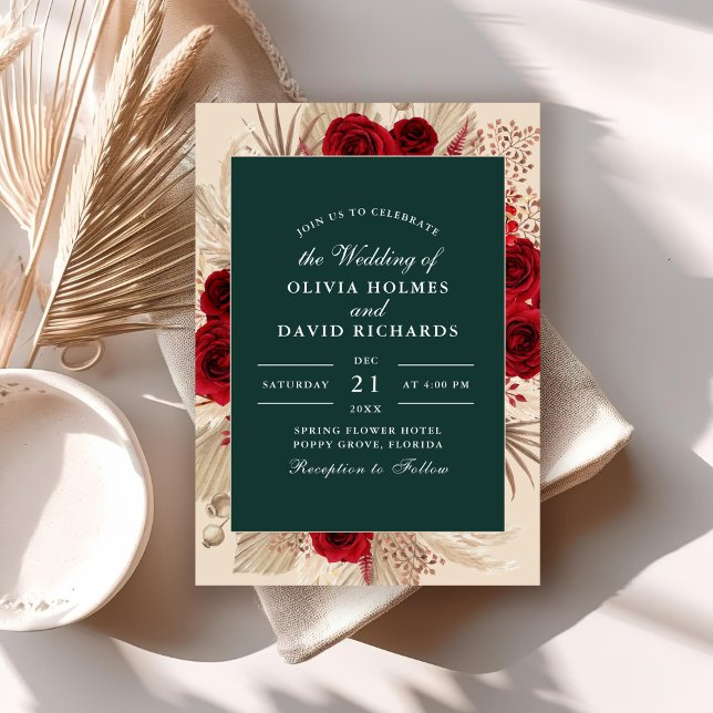 Smyckegrönt burgunderrosor bröllopsinbjudan inbjudningar (Emerald Green Burgundy Roses Wedding Invitation on a boho wedding table.)