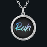 Smycken för *~*Reiki botemedel med avsikt (R)<br><div class="desc">*Roundhalsband med en svart bakgrund med ord "Reiki" i en regnbågsskimrande neondesign för lutning. Ord "Reiki" är mestadels turkos med några lutningområden som är purpurfärgade. * Reiki styr, Reiki praktiker och Reiki studenter som ska för att inte vara de enda som dras till detta bedöva halsband. Detta skulle halsband gör...</div>