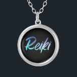 Smycken för *~*Reiki botemedel med avsikt (R)<br><div class="desc">*Roundhalsband med en svart bakgrund med ord "Reiki" i en regnbågsskimrande neondesign för lutning. Ord "Reiki" är mestadels turkos med några lutningområden som är purpurfärgade. * Reiki styr, Reiki praktiker och Reiki studenter som ska för att inte vara de enda som dras till detta bedöva halsband. Detta skulle halsband gör...</div>