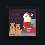 Smyckeskrinen Santa & Reindeer Smyckeskrin<br><div class="desc">Smyckeskrinen Santa & Reindeer kommer att bli ett söt tillägg till ditt hems helgdag décor. Reflexdesignen har tomten med två renar,  tillsammans med det här sliret som är högt med paket. Texten lyder: "God jul". Gör också en underbar gåva! Anpassa texten efter behov.</div>