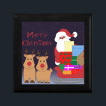 Smyckeskrinen Santa & Reindeer Smyckeskrin<br><div class="desc">Smyckeskrinen Santa & Reindeer kommer att bli ett söt tillägg till ditt hems helgdag décor. Reflexdesignen har tomten med två renar,  tillsammans med det här sliret som är högt med paket. Texten lyder: "God jul". Gör också en underbar gåva! Anpassa texten efter behov.</div>