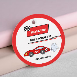 Snabbt en röd retro-bilatepelarens födelsedag i tä gåvor etiketter