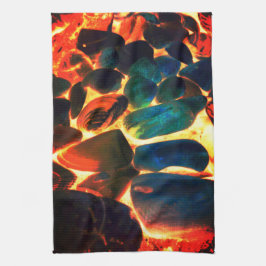 Snäcka av ostron med flammande vulkaniska lava ell kökshandduk