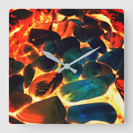 Snäcka av ostron med röd hett vulkaniskt lava elle fyrkantig klocka