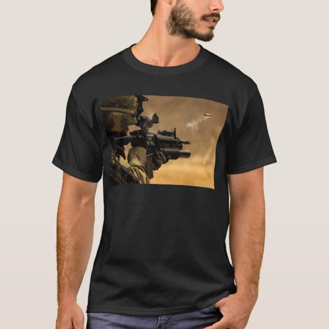 SnäckaCasing som avfyras från ett gevär M-4 Tee Shirt (Framsida)