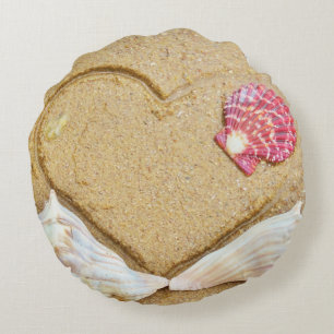 snäckor och två hjärtan på strandkudden personligt rund kudde
