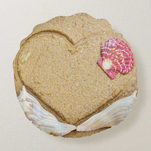snäckor och två hjärtan på strandkudden personligt rund kudde (Baksidan)