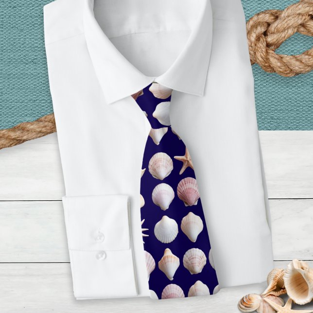 Snäckor Slips (A tie with seashells pattern on a dark blue background)