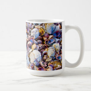 Snäckor vid havskusten kaffemugg