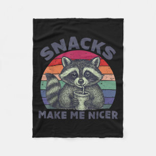 Snacks gör mig trevligare tvättbjörn djur Sarcasti Fleecefilt