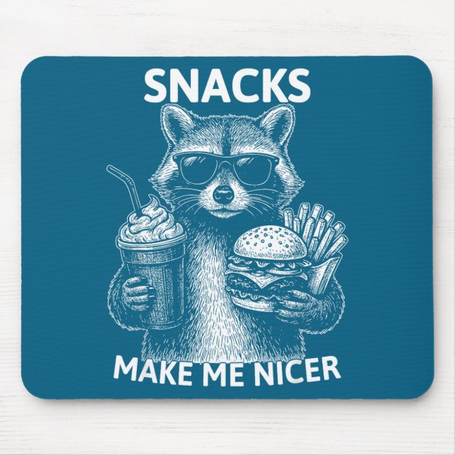 Snacks Make Me Nicer Funny Raccoon Sarcastic Anima Musmatta (Framsidan)