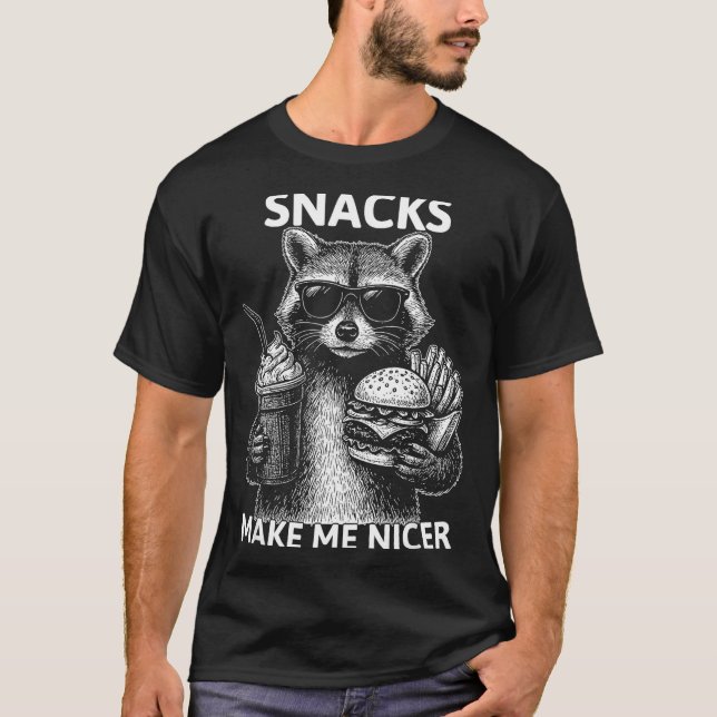 Snacks Make Me Nicer Funny Raccoon Sarcastic Anima T Shirt (Framsida)