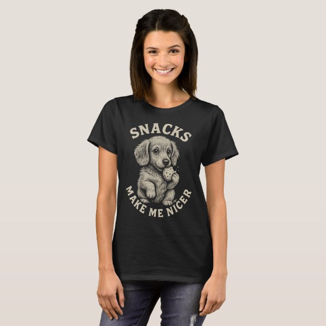 Snacks Make Me Nicer Labrador Puppy Funny Dog  T Shirt (Hel framsida)
