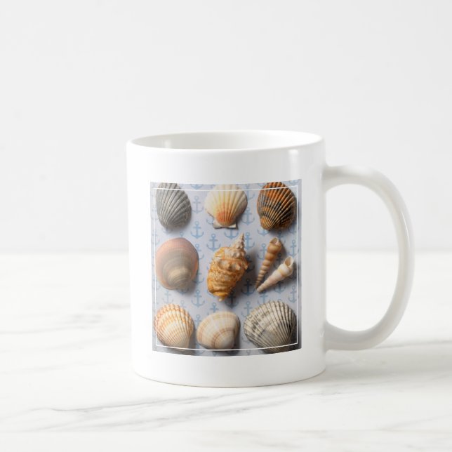 Snäckskal ankrar på bakgrund kaffemugg (Höger)