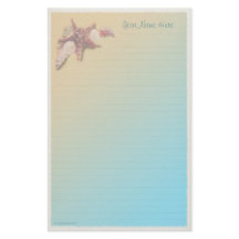 Snäckskal på en fodrad strand