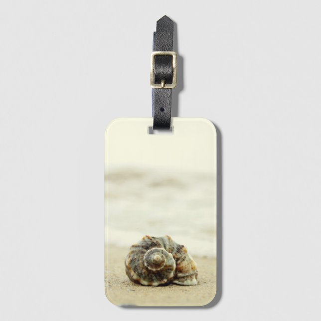 Snäckskal som är ensamt på strand bagagebricka (Framsida vertikal)