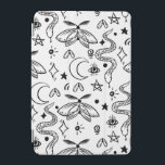 Snake - Vintage Occult Night iPad Mini Skydd<br><div class="desc">En mörk,  intrikat mönster med ormar,  mjätter,  måne och mystiska symboler i en bra stil-konst - perfekt för älskare av gotisk och häxkonst estetik.</div>