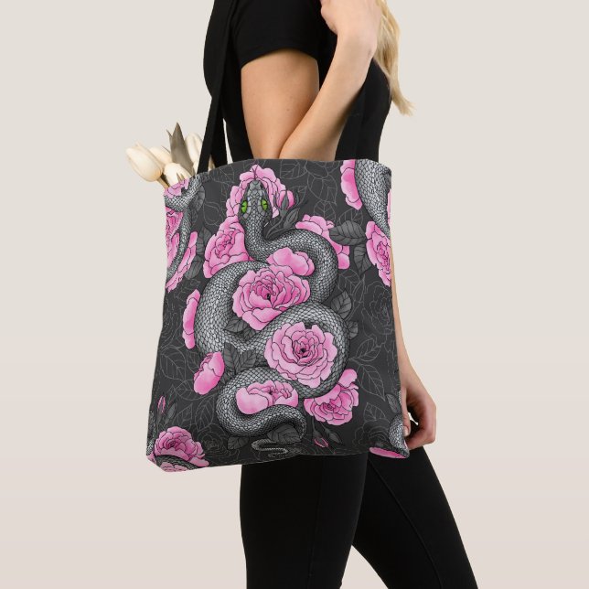 Snakes and pink roses tygkasse (Närbild)