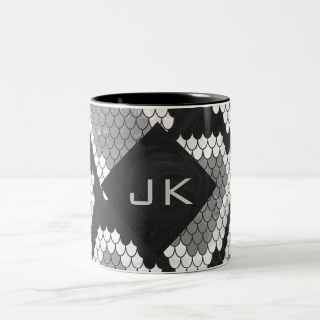 Snakeskin Grått, vit och svart monogrammad Två-Tonad Mugg (Center)