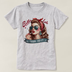 Snällig Retro Flickig T-Shirt – Bättre Sent än Ful